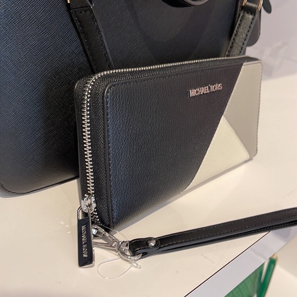 MICHAEL KORS LARGE TRAVEL CONTINENTAL WRISTLET WALLET PHONEHOLDER Black Multi - Picture 3 of 16